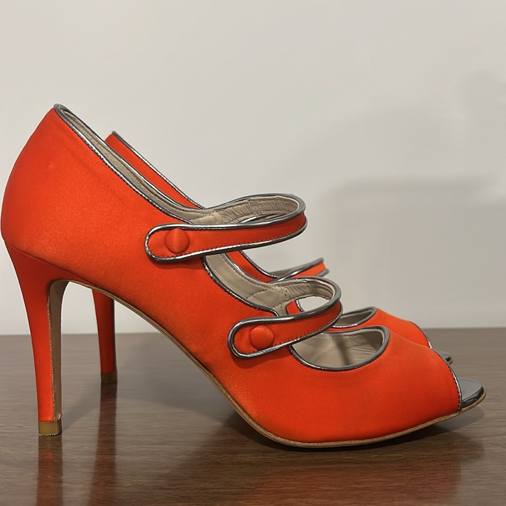 BODEN Orange red satin WTH silver patent leather trim pumps, size EU 39